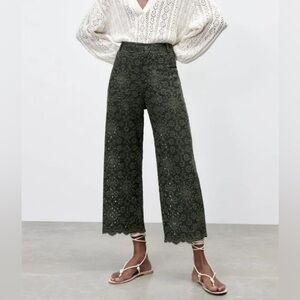 ZARA Cropped Pants with embroidery. Size 6